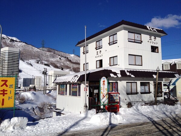 A building with multiple windows and a sign indicating an "ENTERTAINMENT SHOP". - Ouji Penshon Naeba (Yuzawa)