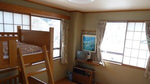 Rom (Bunk Bed, 3 People Max Stay 6 nights) | Blendingsgardiner, wi-fi (inkludert) og sengetøy