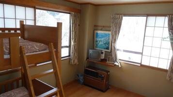 Habitación (Bunk Bed, 3 People Max Stay 6 nights) | Cortinas blackout, wifi gratis y ropa de cama