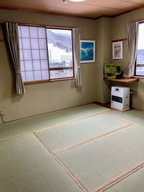Kamar Tradisional (Japanese Style, 5 ppl Max Stay 6night) | Tirai kedap cahaya, Wi-Fi gratis, dan seprai linen