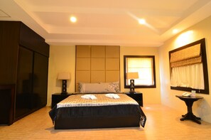 1 habitación, caja de seguridad en la habitación y escritorio