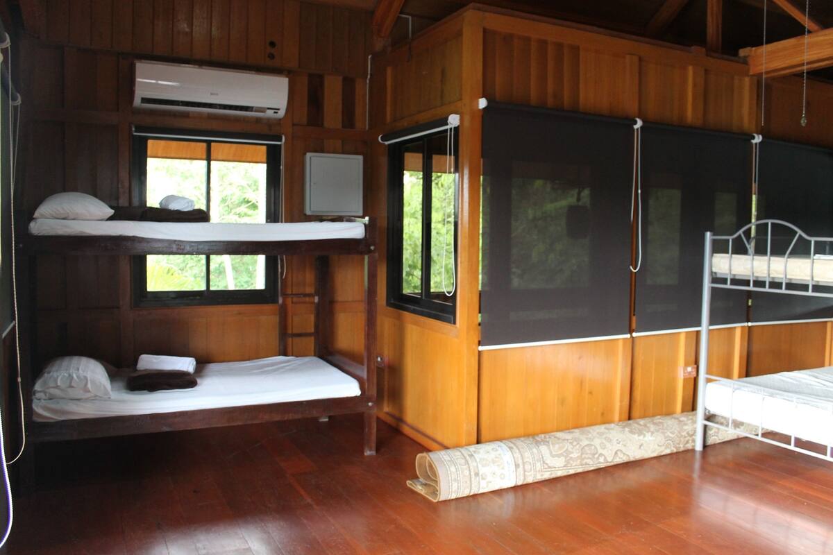 1 habitación, caja de seguridad en la habitación y escritorio