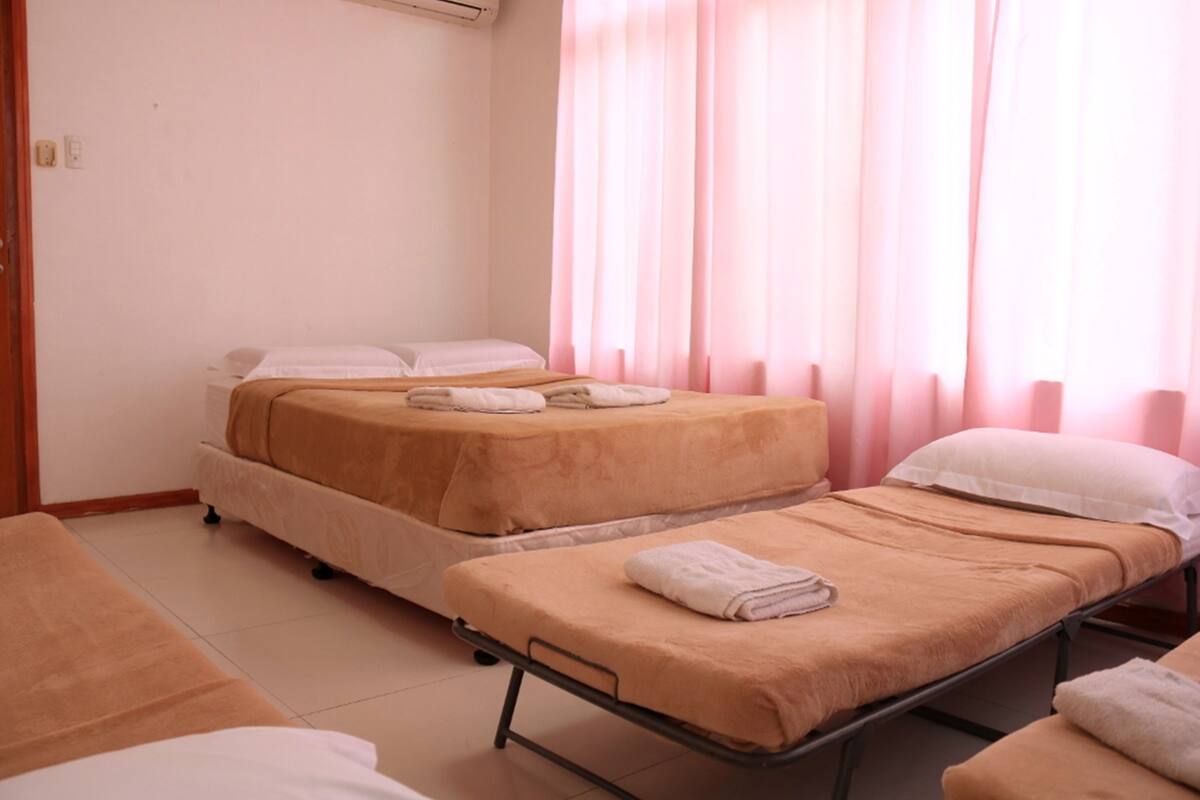 1 habitación, caja de seguridad en la habitación y escritorio