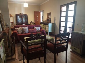 TV, fireplace - Villa / 1st floor with accommodation for up to 8 people. 3 double bedrooms and double sofa. (Mértola)