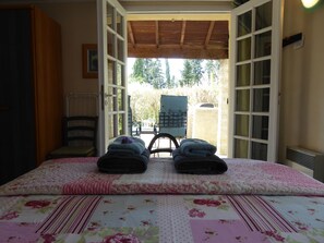 1 chambre, bureau, fer et planche à repasser, lit parapluie