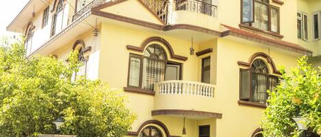 Un edificio de varios pisos con balcones y un letrero que dice "Kathmandu Peace Home".