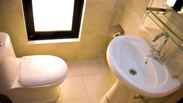 Habitación estándar con 1 cama matrimonial o 2 individuales | Baño | Regadera, amenidades de baño gratuitas, secadora de cabello, pantuflas