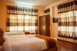 Perhehuone, useita sänkyjä, näköala puutarhaan | 1 makuuhuone, allergiatestatut vuodevaatteet