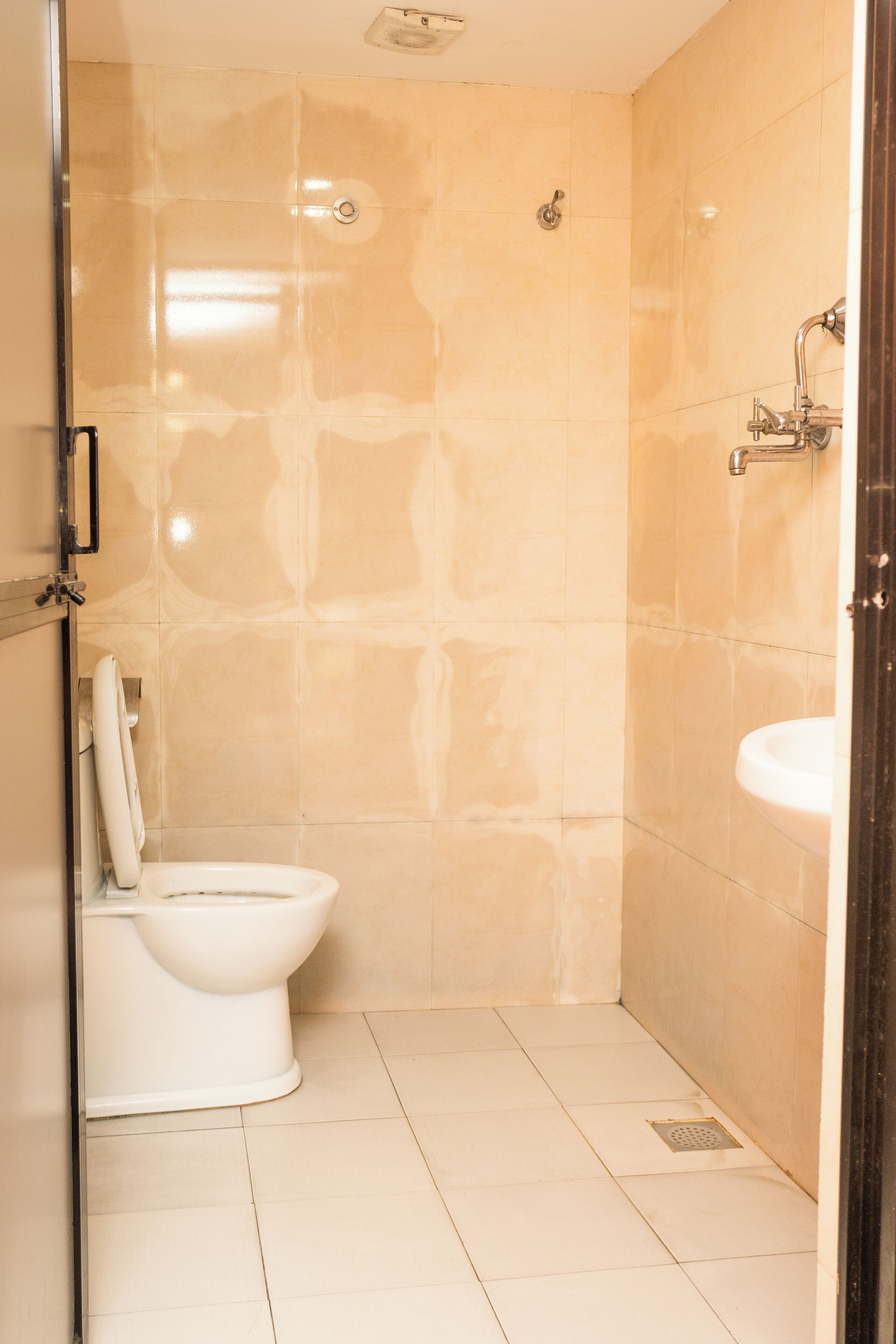 basic twin room | bathroom | shower, free toiletries, hair dryer, slippers