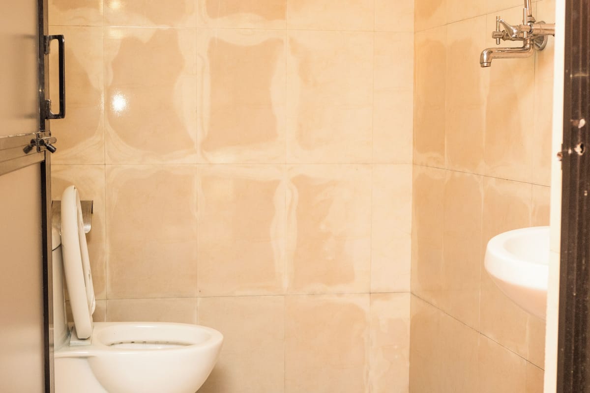 basic twin room | bathroom | shower, free toiletries, hair dryer, slippers