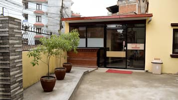 Habitación familiar, varias camas, vista al jardín | Área de bodas al aire libre