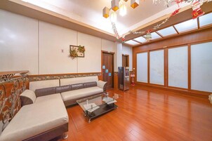 標準獨棟房屋 | 起居區 | 37-吋 LCD 液晶電視、有線頻道、電視