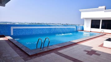 Piscina coperta, una piscina in terrazza, lettini