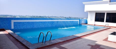 Piscina coperta, una piscina in terrazza, lettini