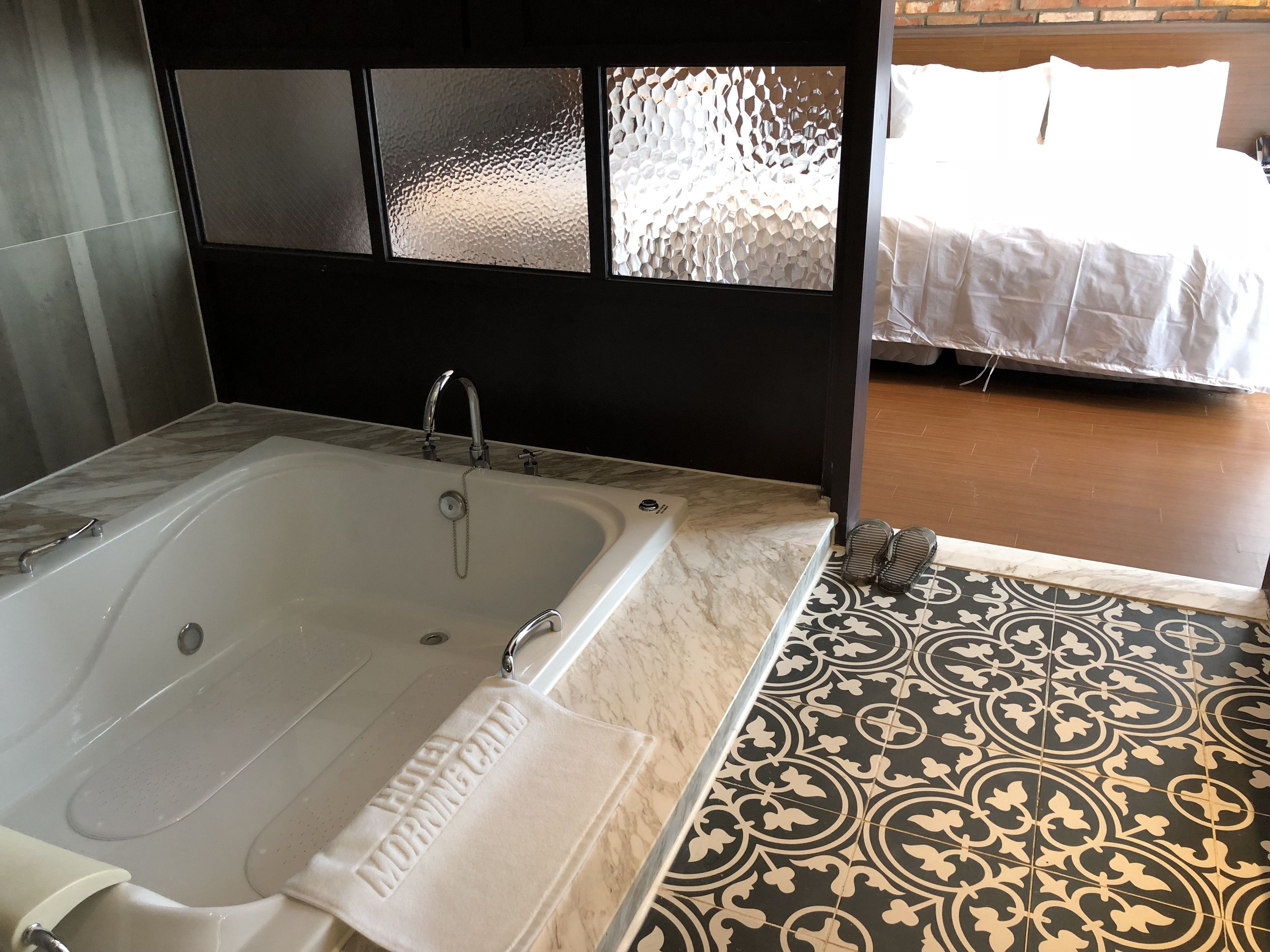 suite (no breakfast on every monday) | deep-soaking bathtub