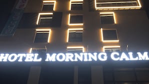 Un letrero de hotel con la inscripción iluminada "HOTEL MORNING CALM".
