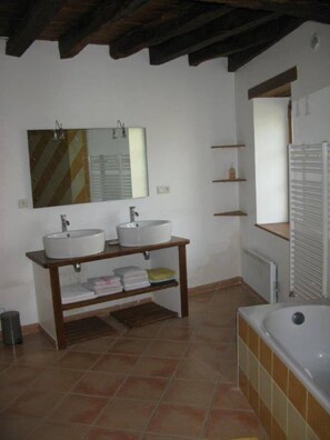 A bathroom with two sinks, a mirror, a vanity, a bathtub, and a window with blinds. - house / villa - PONTIGNE (PONTIGNE)
