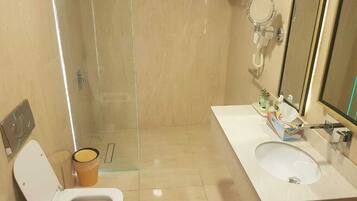 Executive-Zimmer | Badezimmer | Dusche, kostenlose Toilettenartikel, Handtücher