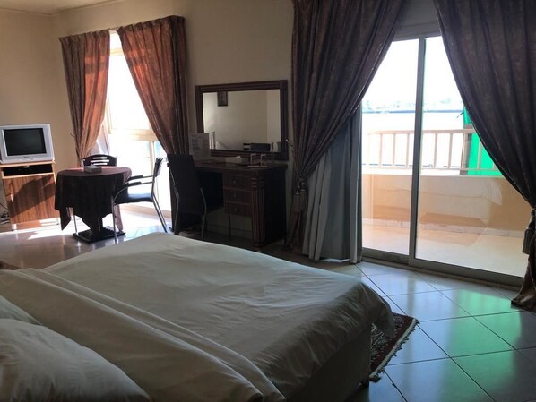 Business-rum - 1 kingsize-säng | Minibar, skrivbord, arbetsyta för laptop och mörkläggningsgardiner