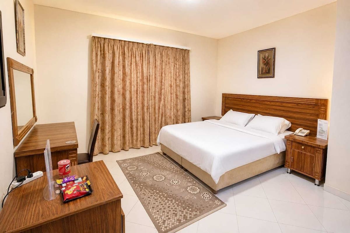 Business Room, 1 King Bed | Minibar, desk, laptop workspace, blackout drapes