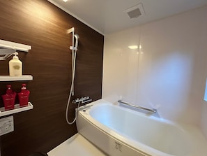 Whole House Rental | Bathroom | Separate tub and shower, free toiletries, hair dryer, slippers - Kiyomizu Bettei (Kyoto)