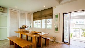 3-Bedroom Pool Villa | 客室内のダイニングエリア