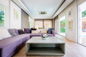 3-Bedroom Pool Villa | Living room | Flat-screen TV - The Rest Pool Villa Pattaya (Bang Lamung)