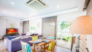 3-Bedroom Pool Villa | 客室内のダイニングエリア