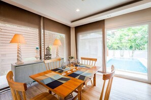 3-Bedroom Pool Villa | Khu vực ăn uống tại phòng