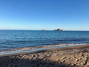 Rannalla, aurinkotuoleja