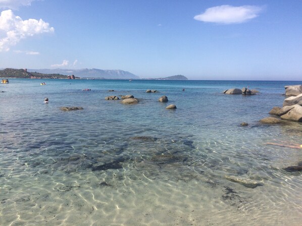 På stranden og solsenger