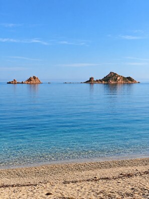 Un mare calmo con acque cristalline e isole rocciose.