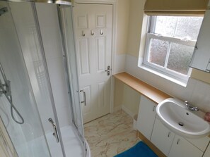 Combined shower/tub, hair dryer, towels