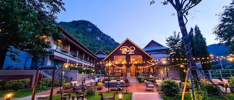 Breakfast, lunch, dinner served; Thai cuisine
