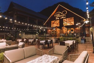 Breakfast, lunch, dinner served; Thai cuisine 