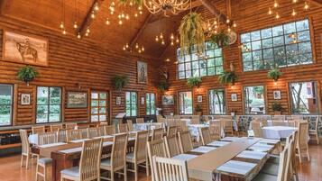 Kahvaltı, öğle yemeği, akşam yemeği sunulur, Tayland mutfağı