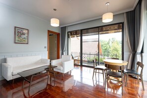 Roupas de cama premium, frigobar, cofres nos quartos, escrivaninha