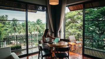 Luxe beddengoed, een minibar, een kluis op de kamer, een bureau