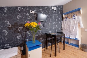 Habitación triple económica, baño compartido | Caja de seguridad en la habitación y tabla de planchar con plancha