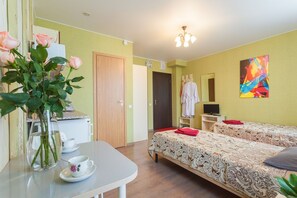 Standard Twin Room | In-room safe, iron/ironing board, rollaway beds, bed sheets