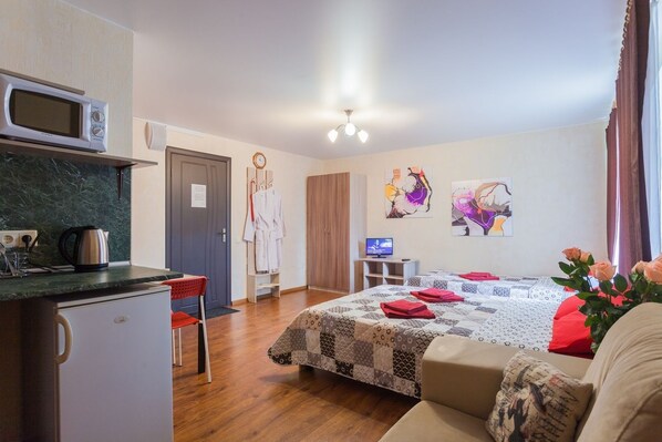 Habitación triple estándar | Caja de seguridad en la habitación y tabla de planchar con plancha