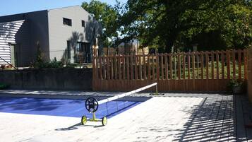 Een buitenzwembad en een verwarmd zwembad