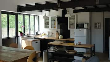 Een koelkast, een microgolfoven, een oven, een kookplaat