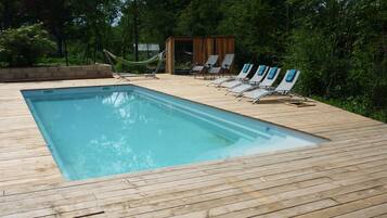 Utendørsbasseng og et oppvarmet basseng