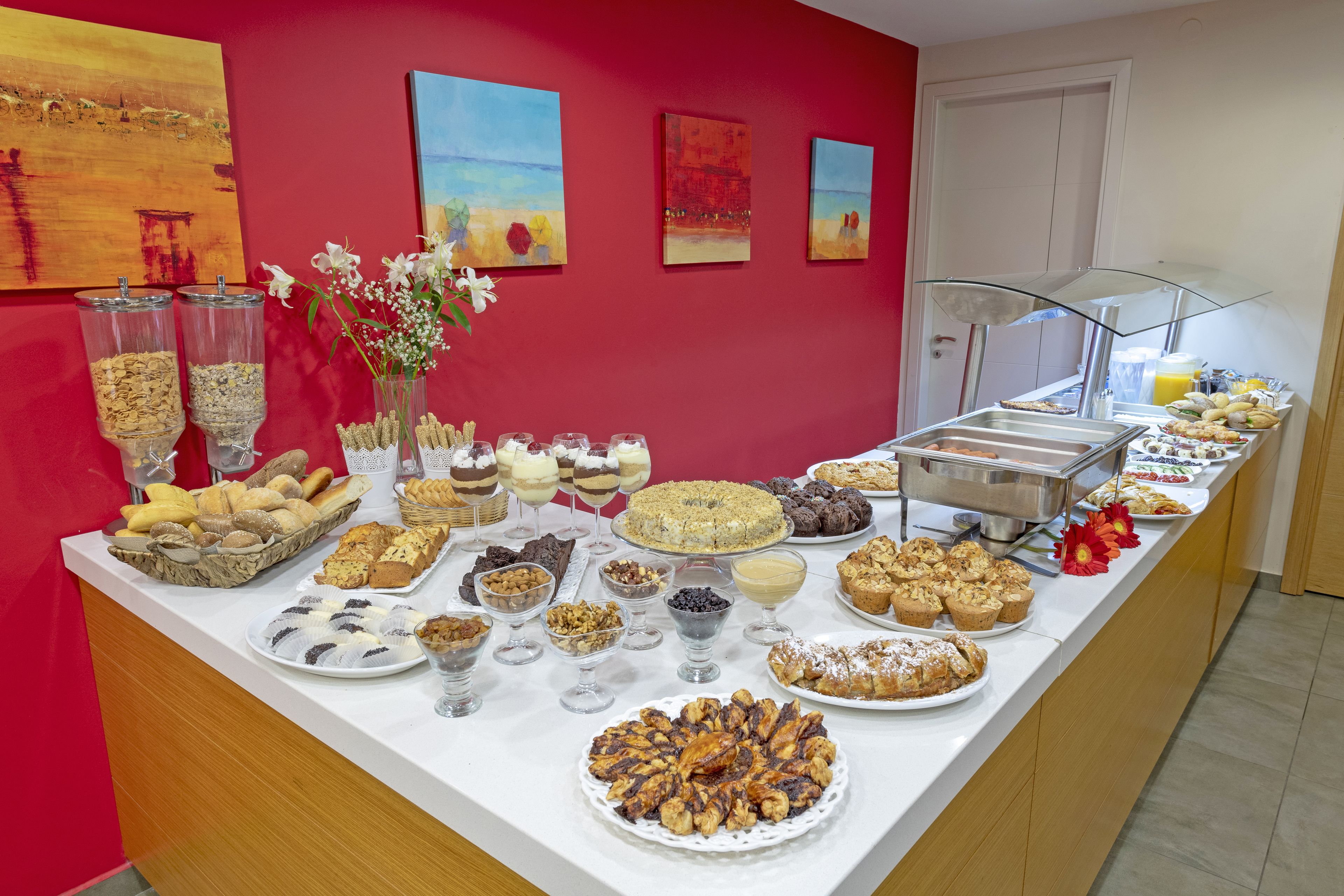 Desayuno buffet (EUR 8 por persona) 