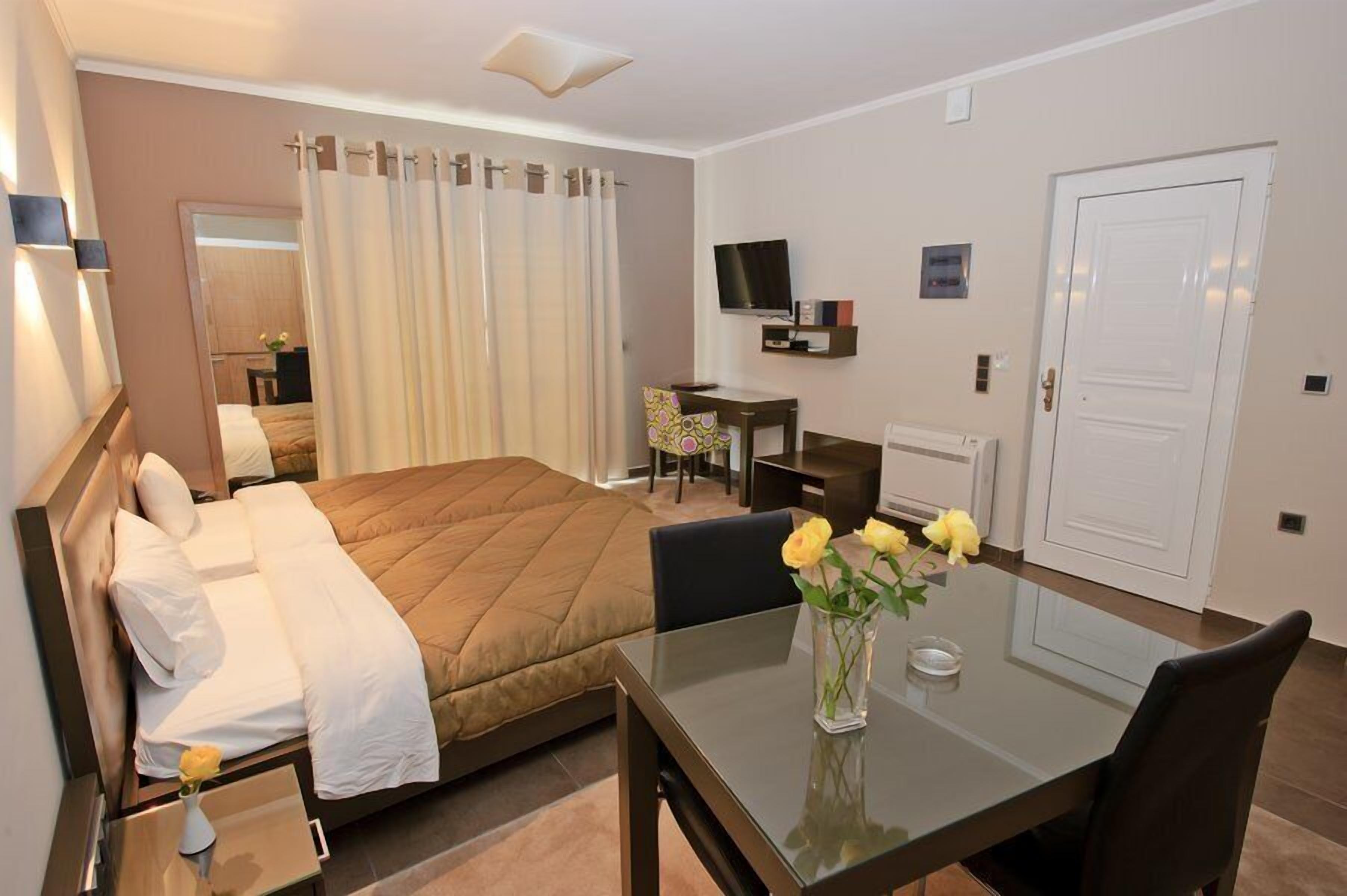 高級寢具、迷你吧、書桌、遮光布/窗簾