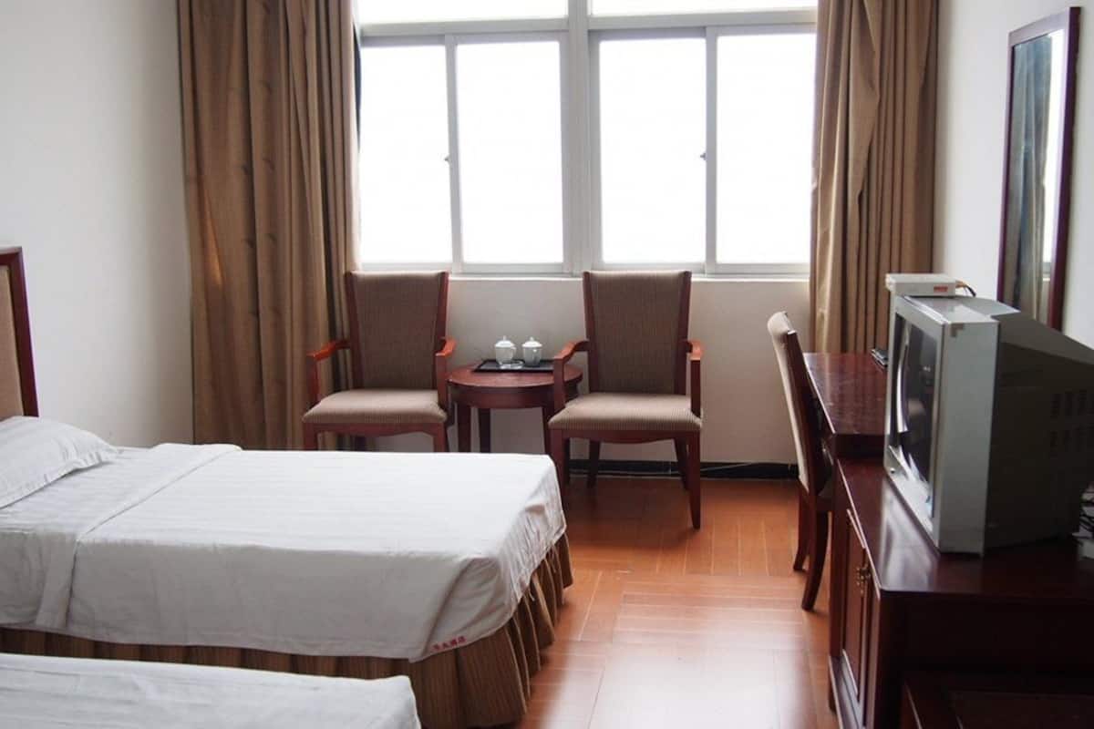 Business Twin Room | Desk, blackout curtains, free WiFi