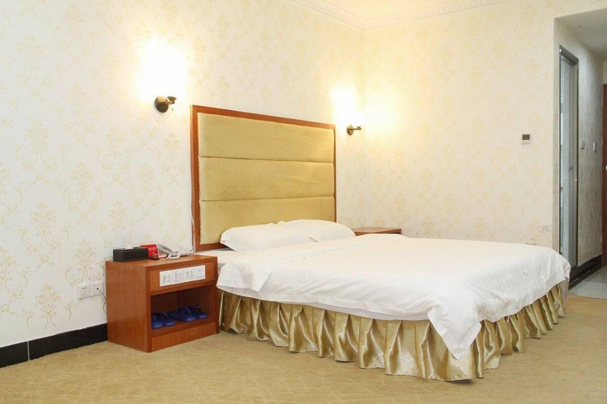 Phòng Suite Deluxe | Bàn, màn/rèm cản sáng, truy cập Internet không dây miễn phí 