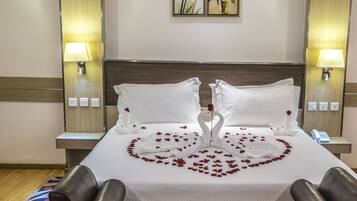 Deluxe Double Room | In-room safe, desk, soundproofing, iron/ironing board