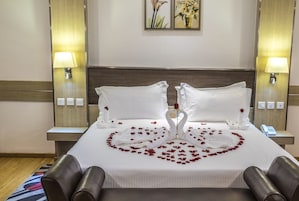 Quarto casal luxo | Cofres nos quartos, escrivaninha, quartos à prova de som